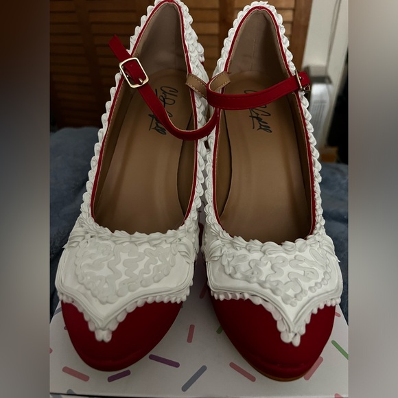 Shoe Bakery Red Velvet 4” high heels- size 10 - Picture 3 of 7